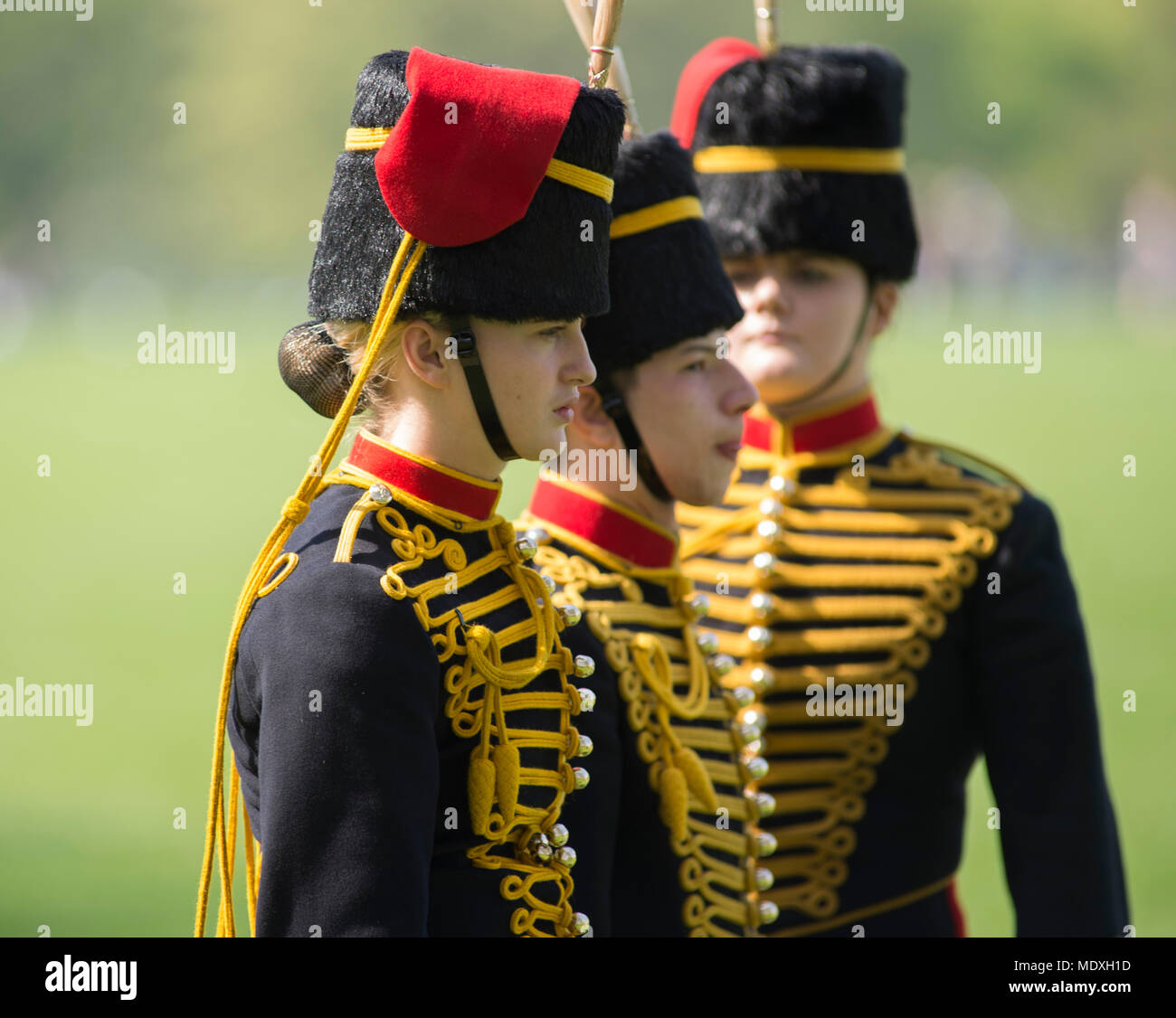 Hyde Park, London, UK. 21 avril, 2018. La Troupe du Roi Royal Horse Artillery, vêtu impeccablement présenté grande tenue uniforme, montent leurs chevaux et chariots d'armes à feu à Hyde Park pour une arme à feu 41 Royal Salute à 12 heures. Credit : Malcolm Park/Alamy Live News. Banque D'Images