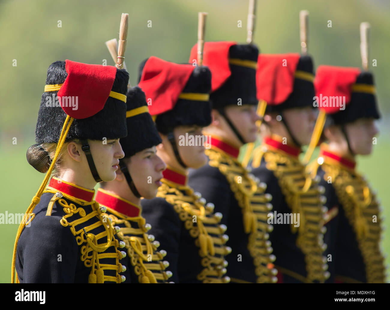 Hyde Park, London, UK. 21 avril, 2018. La Troupe du Roi Royal Horse Artillery, vêtu impeccablement présenté grande tenue uniforme, montent leurs chevaux et chariots d'armes à feu à Hyde Park pour une arme à feu 41 Royal Salute à 12 heures. Credit : Malcolm Park/Alamy Live News. Banque D'Images