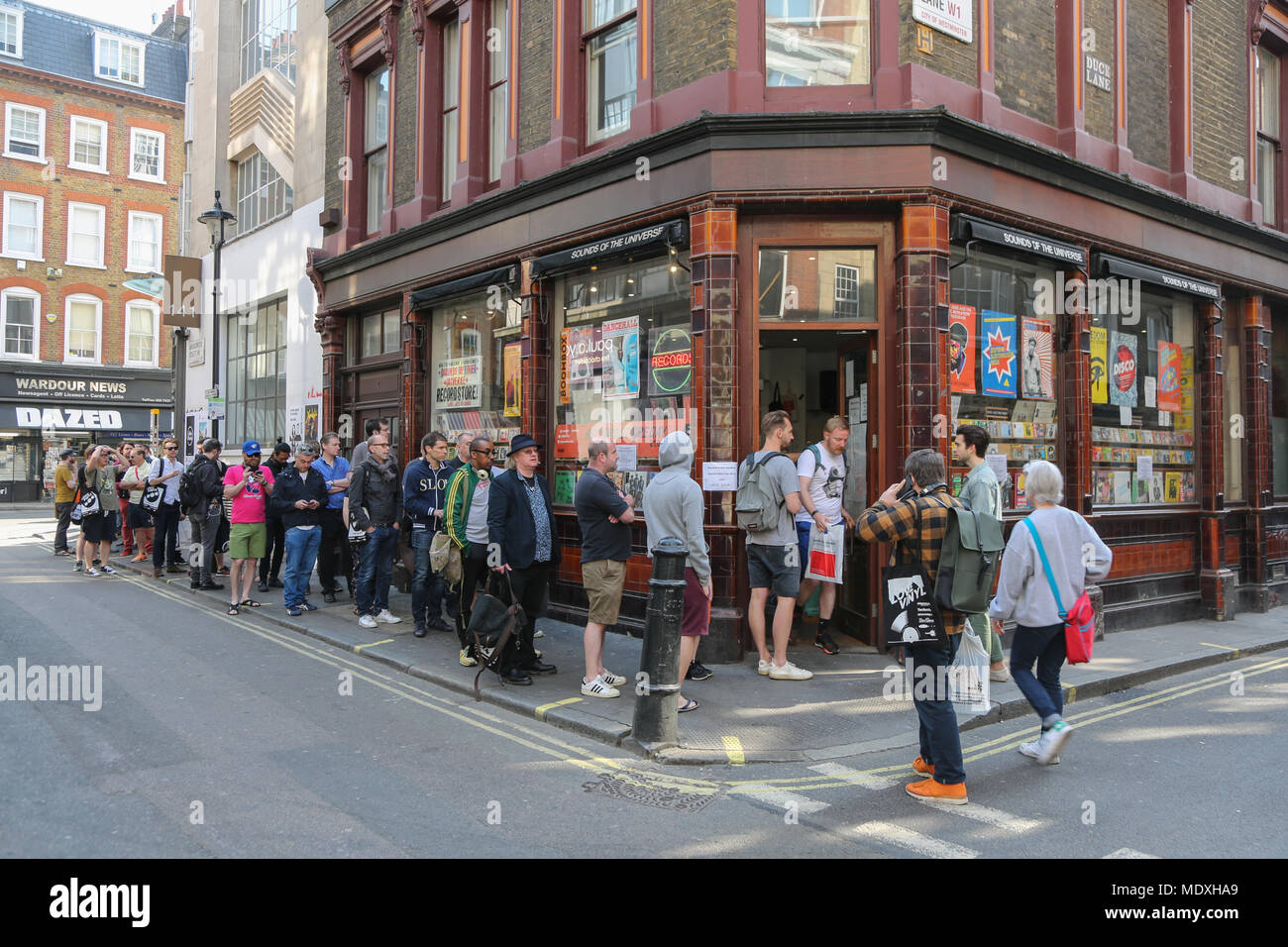 London,UK 21 avril 2018. Les gens à l'extérieur d'attente record store de soho jim forrest @ alamy live news 2018 Crédit : jim forrest/Alamy Live News Banque D'Images