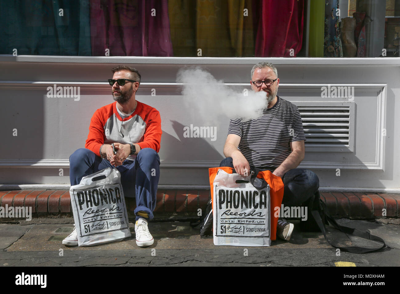 Londres, Royaume-Uni. 21 avril, 2018. Deux hommes assis sur le trottoir avec des achats sur record shop, jim forrest@alamy live news Crédit : jim forrest/Alamy Live News Banque D'Images