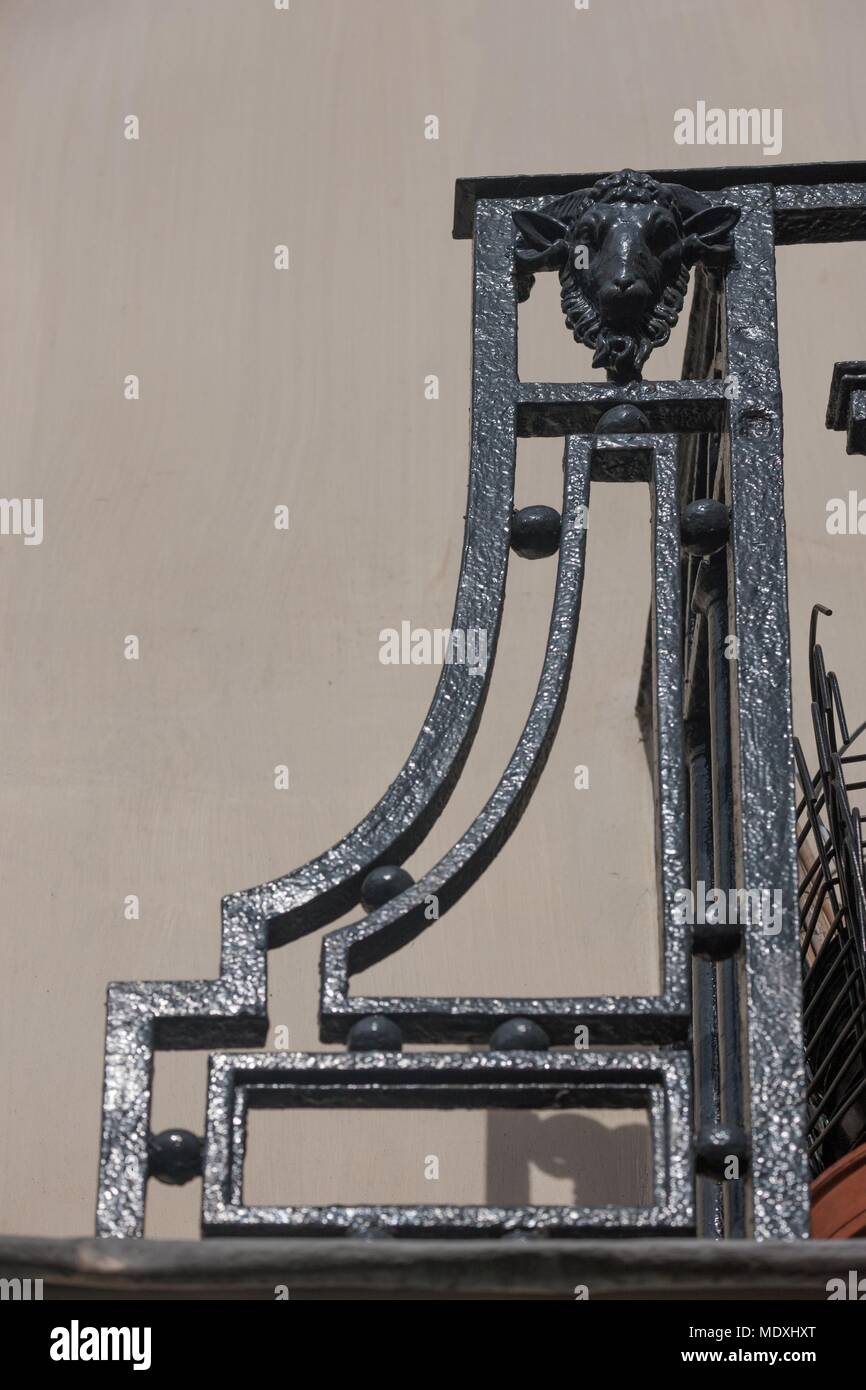 Paris, 67 rue de Turenne, détail d'une tête de taureau, sous le balcon, façade sur la rue, ancienne boucherie pendant le premier Empire français Banque D'Images
