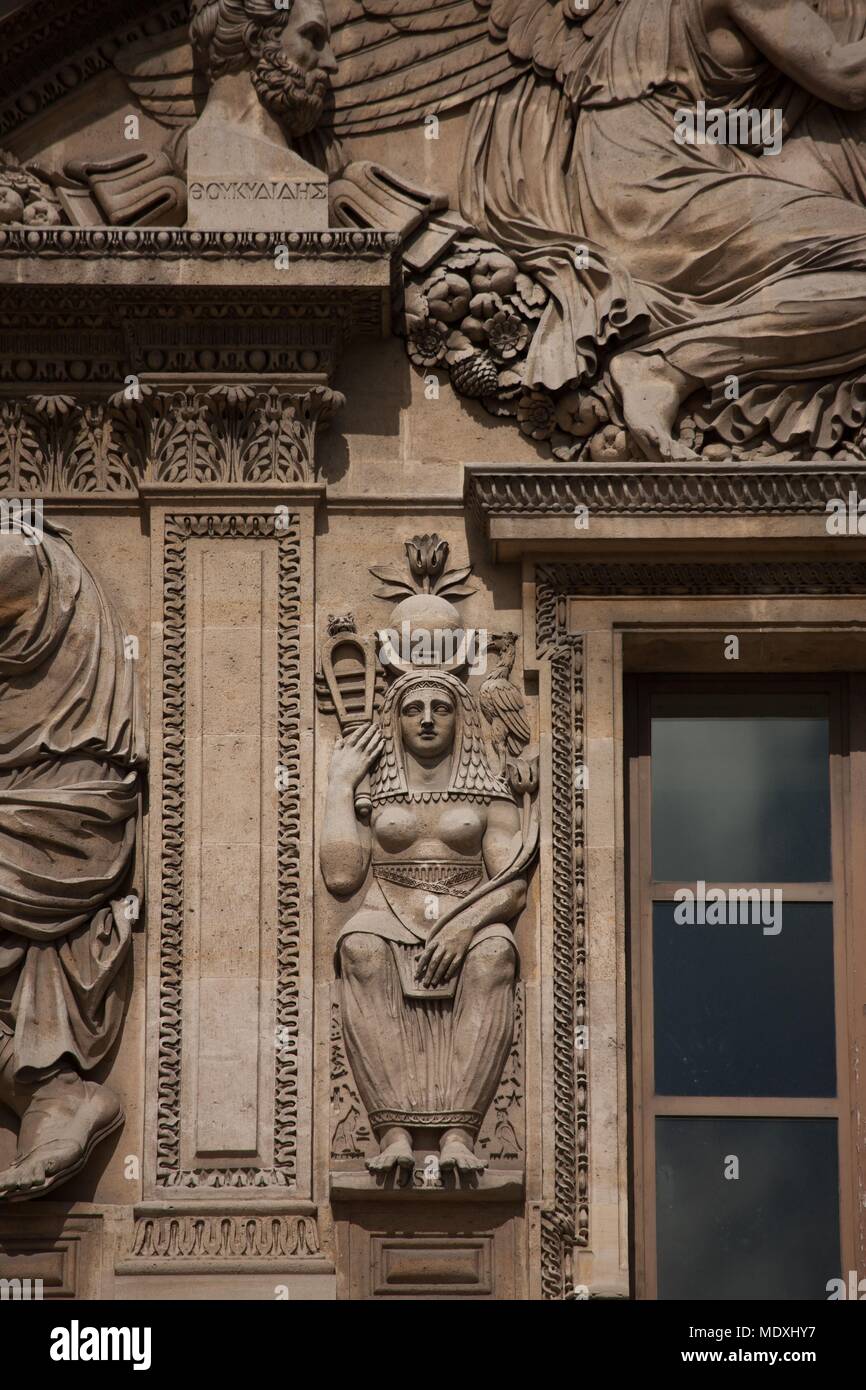 Paris, musée du Louvre, Cour Carrée, garlice Lemercier, fronton, détail,  sculpture, bas-relief, haut-relief Photo Stock - Alamy