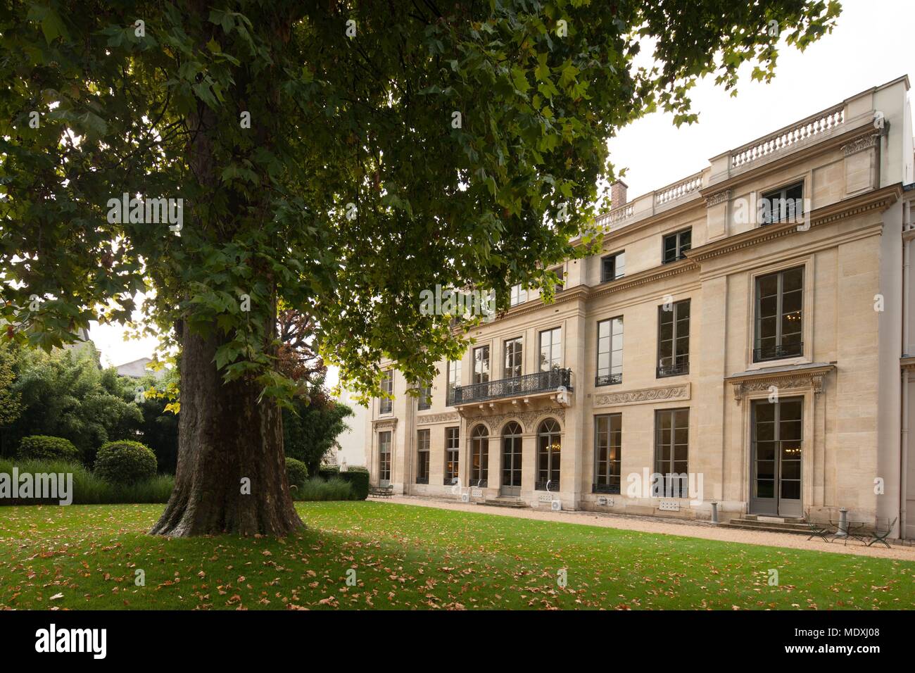 Paris, 54 rue de Bellechasse, l'hôtel de Rochechouart, Ministère français de l'éducation