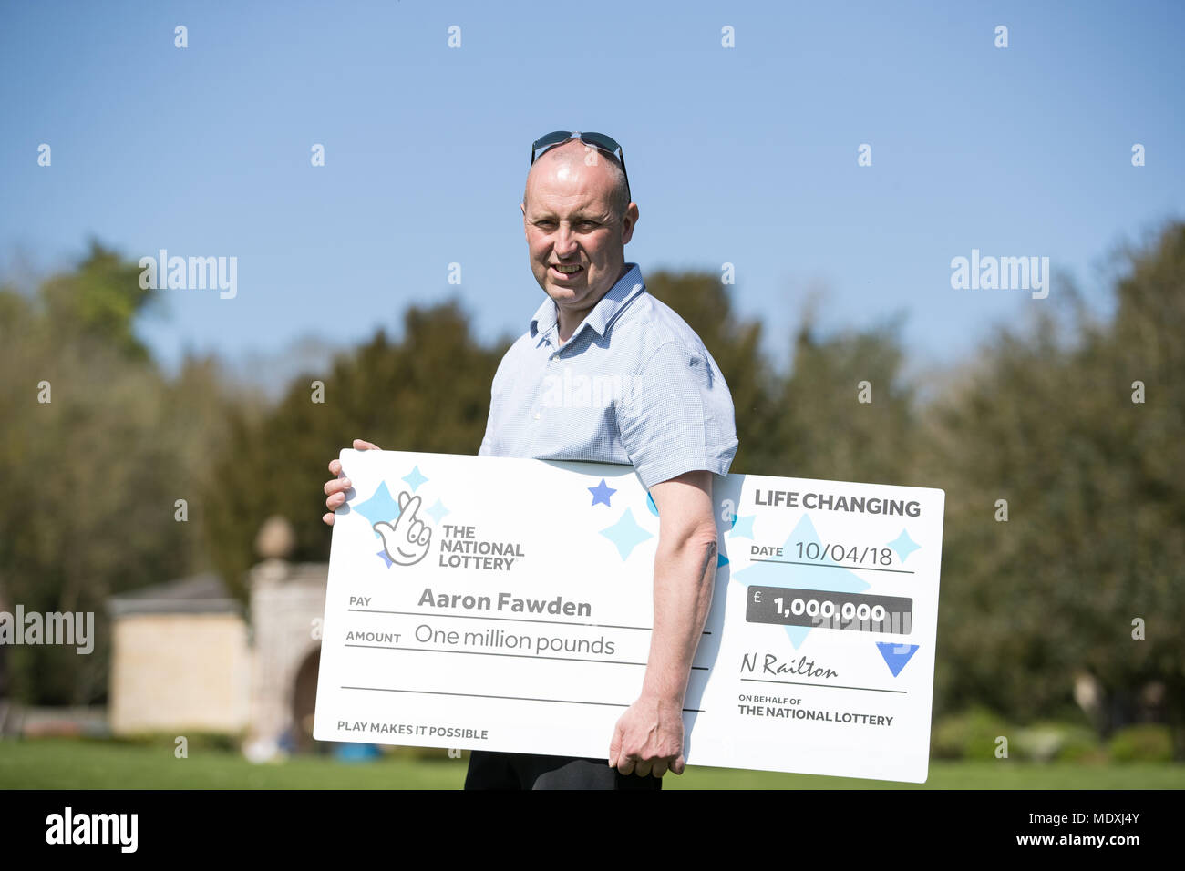 Menuisier indépendant et seul père de deux Fawden, Aaron, 47 ans, célèbre après avoir remporté l'un des millions de livres dans l'EuroMillions UK Millionnaire bouilloire dessiner le 10 avril. Banque D'Images