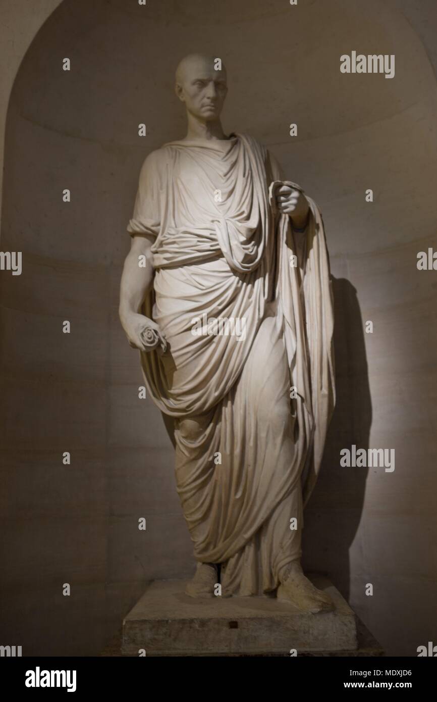 Paris, musée du Louvre, Aile Sully, escalier Henri IV, statue de