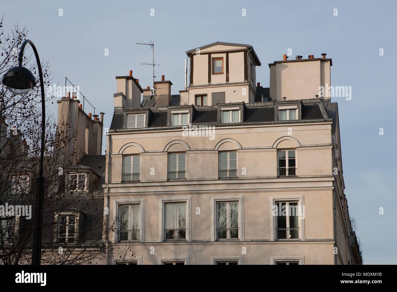 Paris, boulevard Saint Martin, l'écart entre la rue et le trottoir Banque D'Images