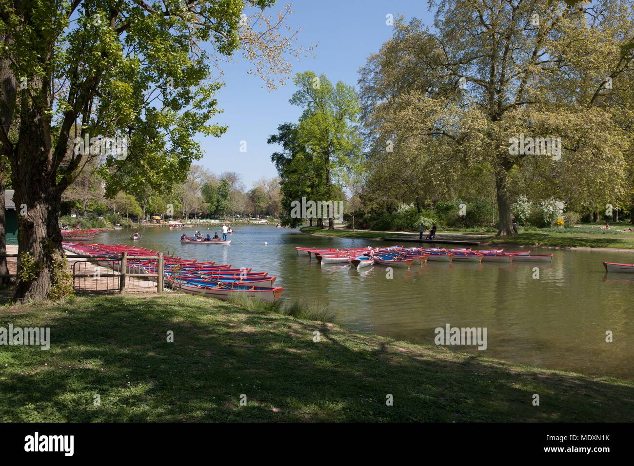 Paris, Bois de Vincennes, lac Daumesnil, péniche, canoë Banque D'Images