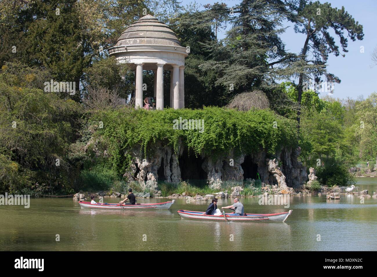 Paris, Bois de Vincennes, lac Daumesnil, péniche, canoë Banque D'Images