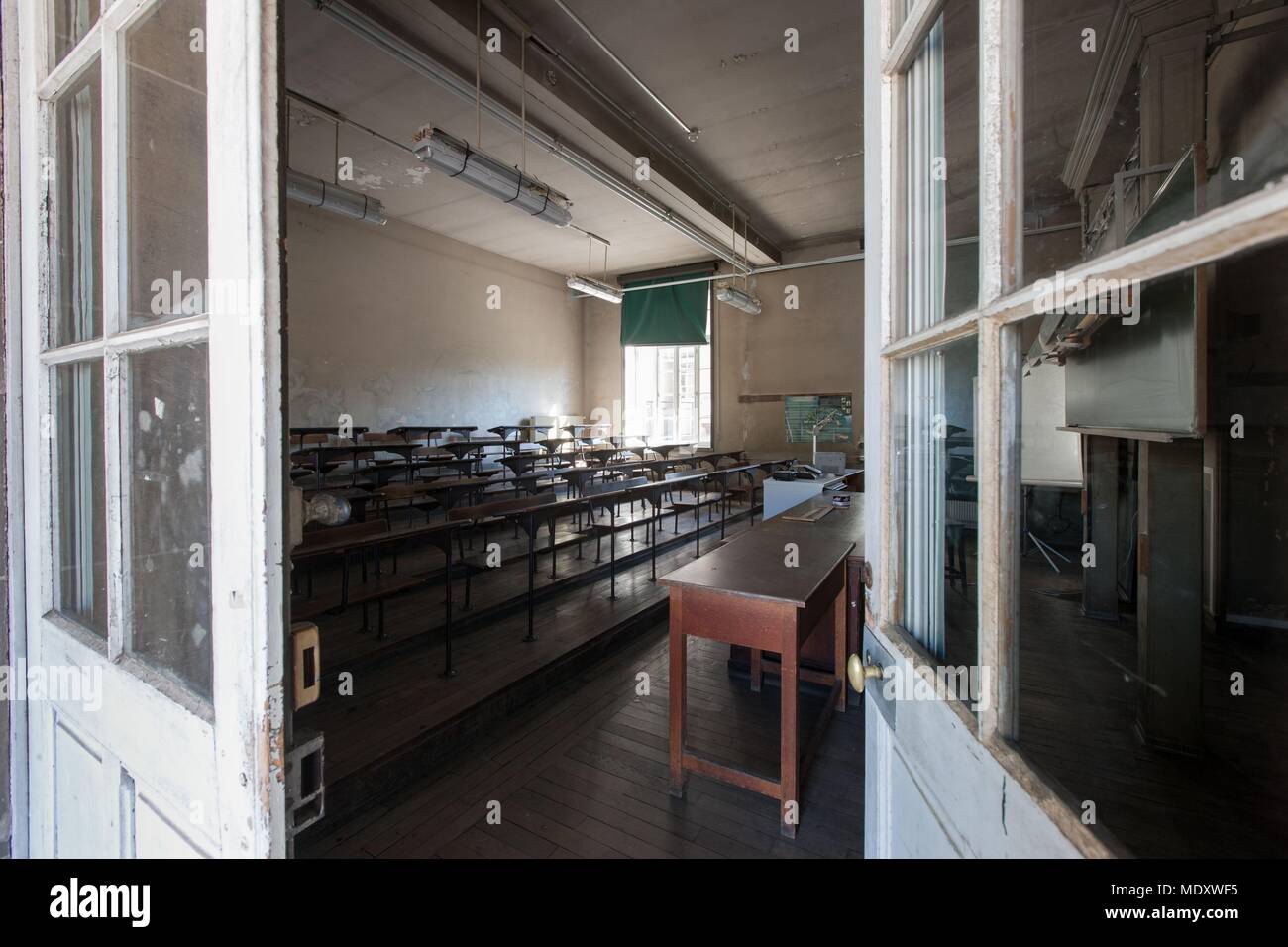 Lycée Janson De Sailly Photos De Classe Paris, 107 rue de la pompe, lycée Janson de Sailly, ancienne salle de classe,  décoration vintage en bois, un bureau, lecture Photo Stock - Alamy