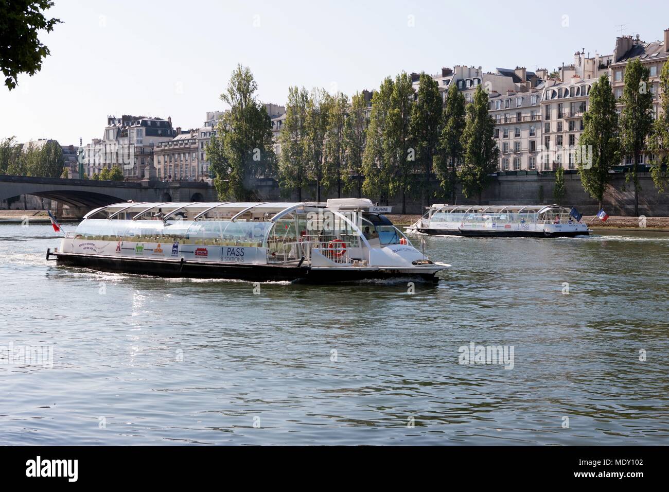 1er arrondissement de Paris, Quai François Mitterrand (quai des Tuileries) Seine riverbanks, môle de l'Batobus, Banque D'Images