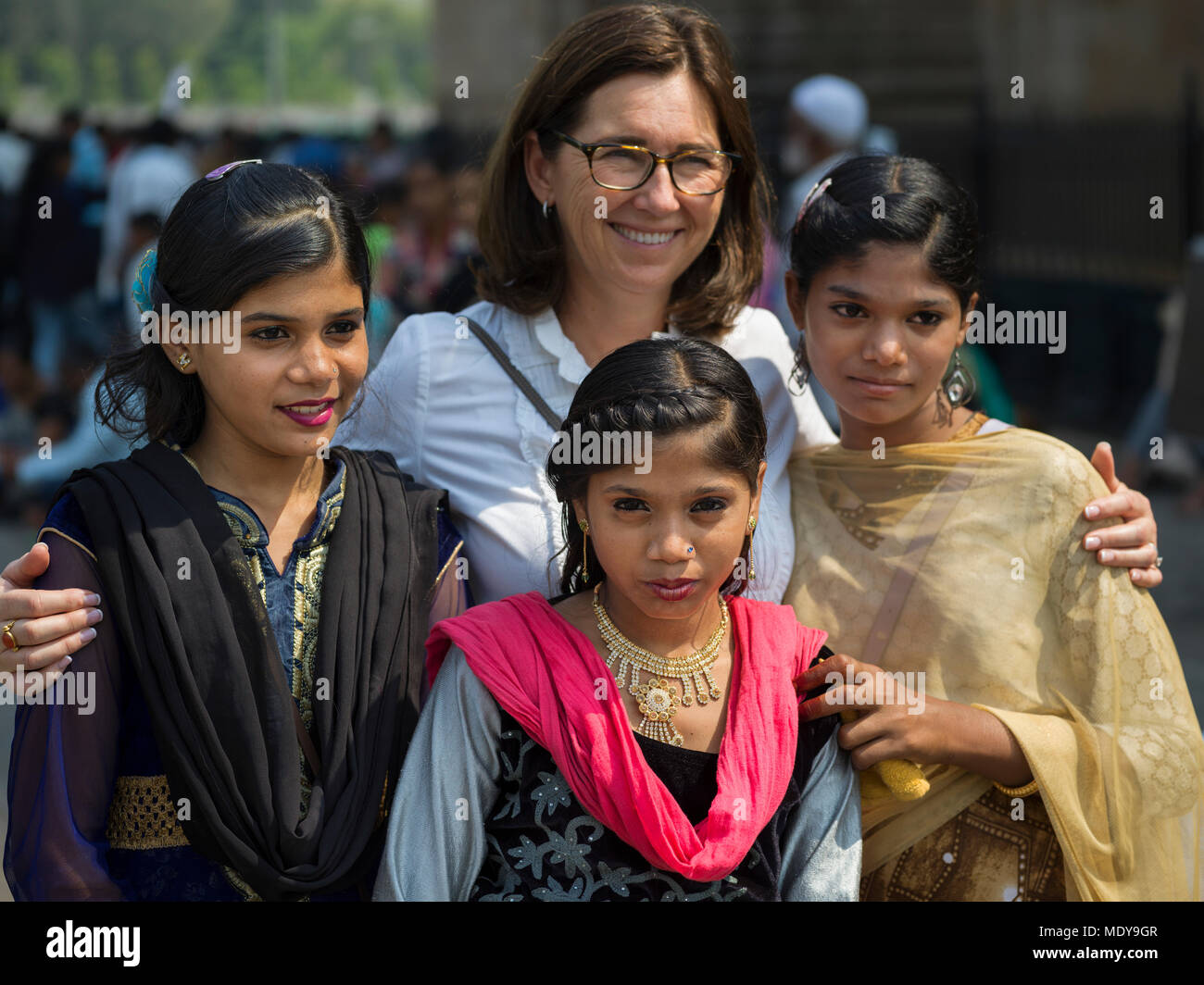 Une femme de race blanche posant avec trois belles jeunes femmes indiennes ; Mumbai, Maharashtra, Inde Banque D'Images