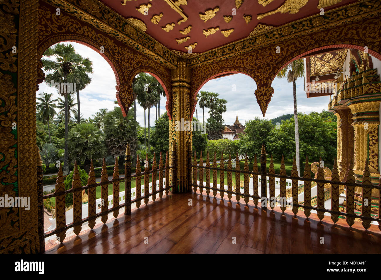 Portique de la Haw Pha Bang Temple au Palais Royal, Luang Prabang, Laos Banque D'Images