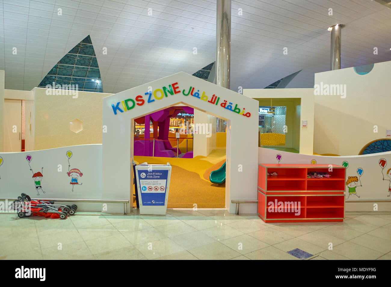 Dubaï, Émirats arabes unis - circa 2015, novembre : zone pour les enfants à l'Aéroport International de Dubaï. C'est l'aéroport le plus fréquenté du monde par le trafic international de passagers. Banque D'Images