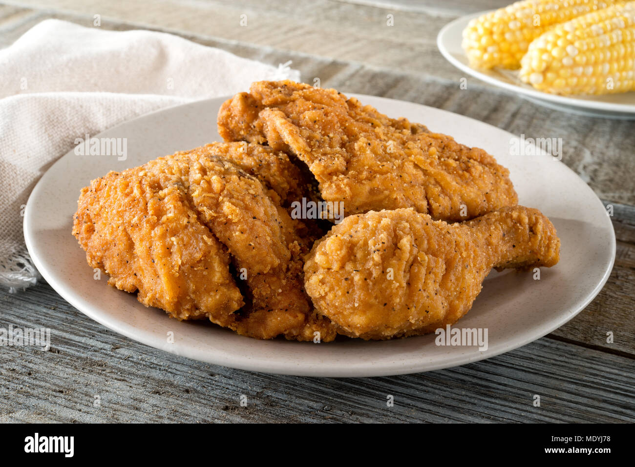 Délicieux poulet frit du sud fait maison avec des épis de maïs. Banque D'Images