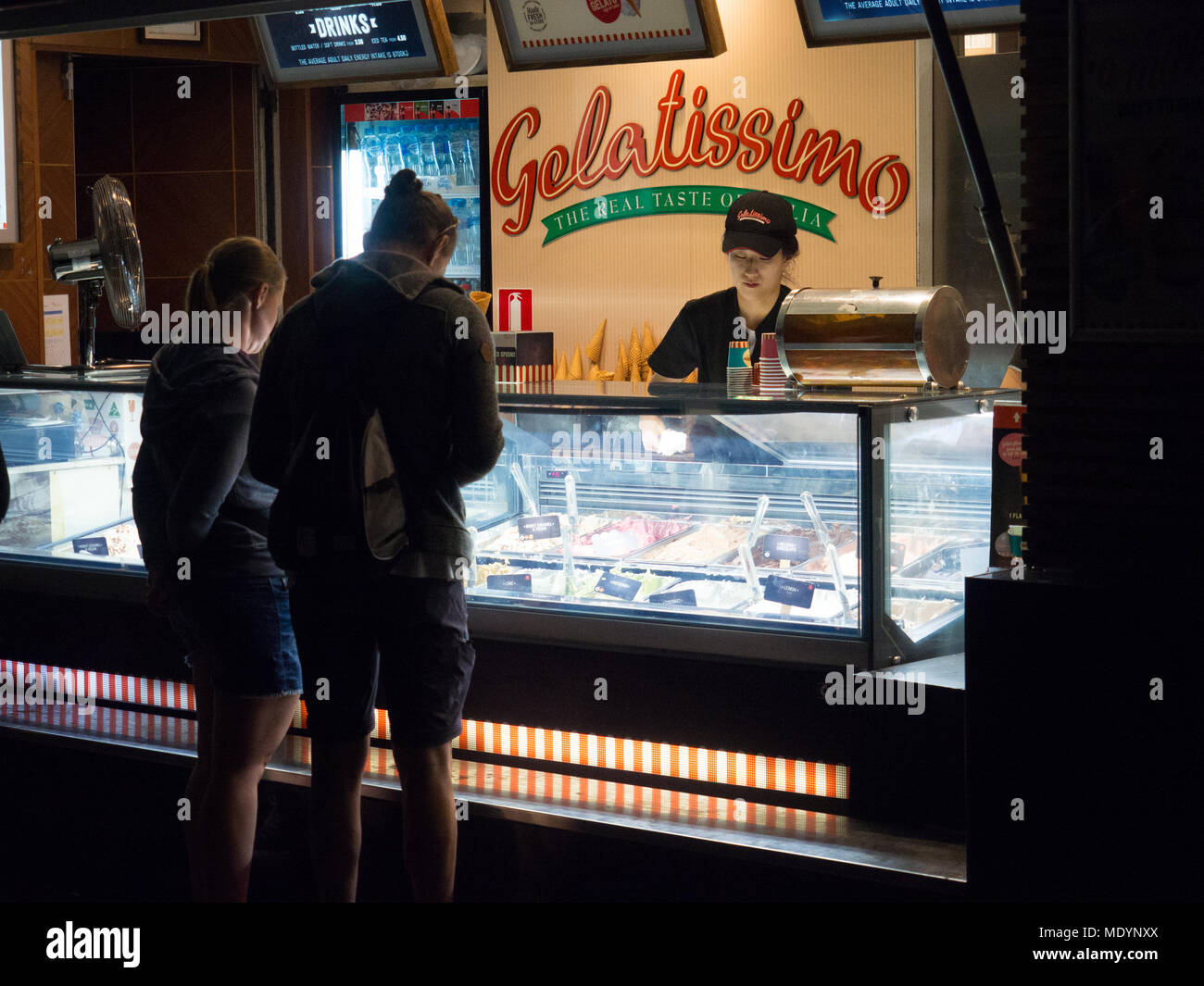 Les gens qui achètent d'un gelato Gelato Shop la nuit Banque D'Images