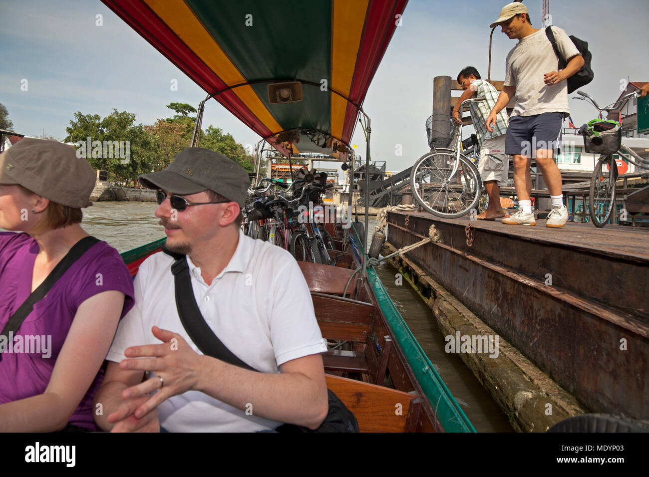 Bateau Longtail exerçant son tour des vélos sur la rivière Chao Phraya, Bangkok, Thaïlande Banque D'Images