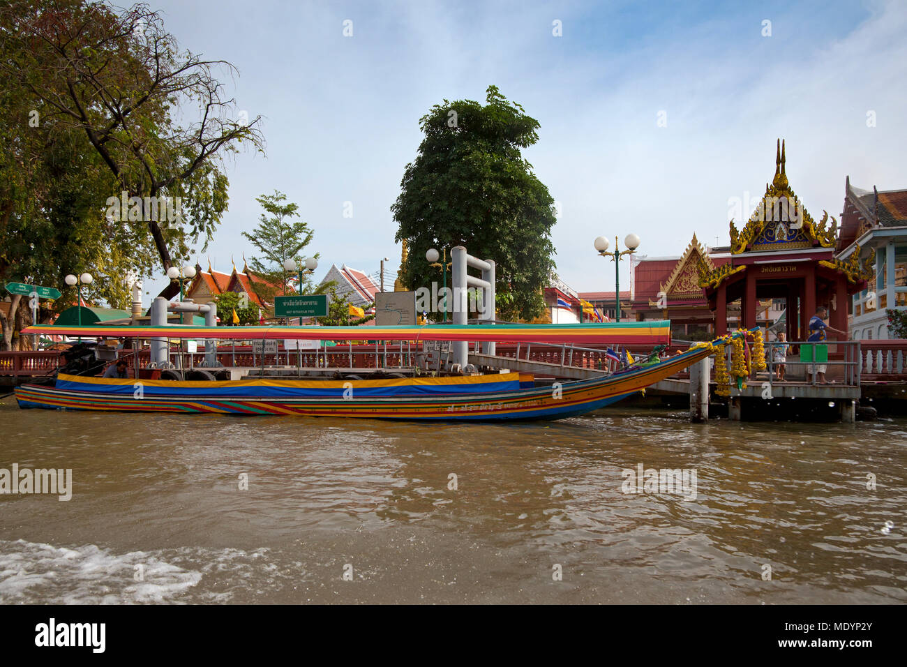 Bateau longtail thailandais sur canal à Thon buri, Bangkok, Thaïlande Banque D'Images