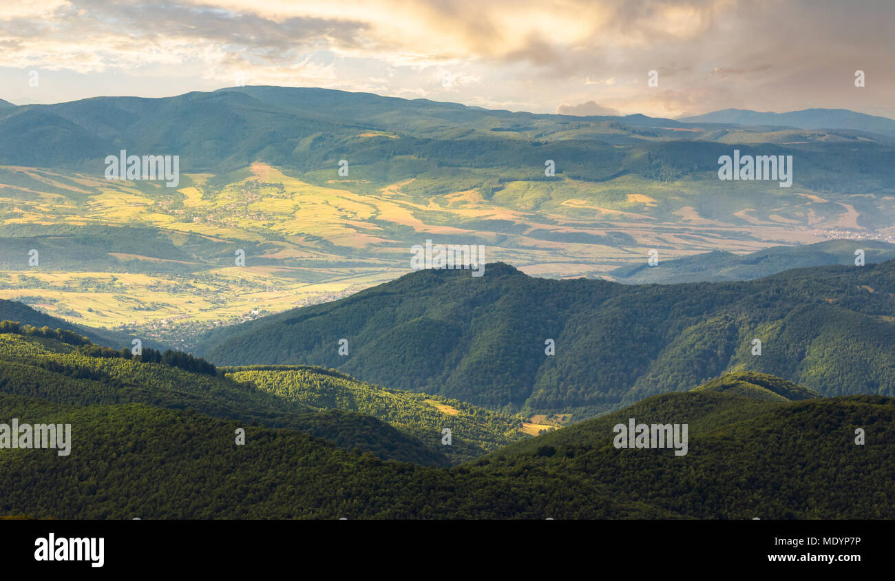 La vallée de soleil allumé en après-midi. beau paysage de montagne et ciel nuageux en lumière dorée. beau paysage après la tempête. vue depuis le sommet d'une hi Banque D'Images