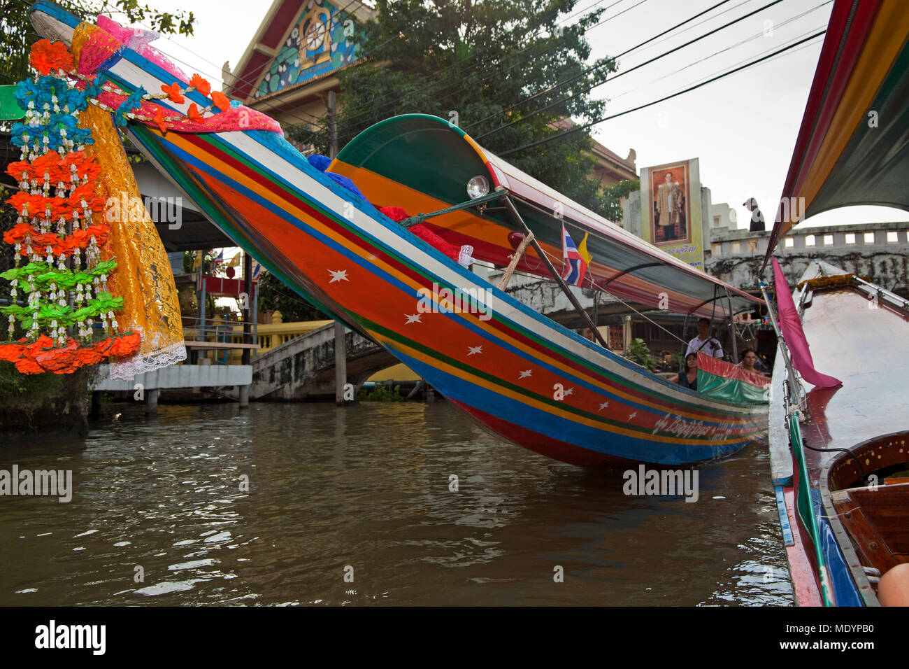 Bateau longtail thailandais sur canal à Thon buri, Bangkok, Thaïlande Banque D'Images