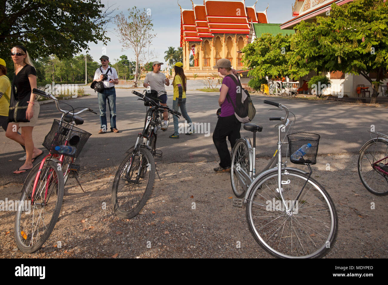 Les touristes en vélo autour de Bangkok, Thaïlande Banque D'Images Les touristes en vélo autour de Bangkok, Thaïlande Banque D'Images