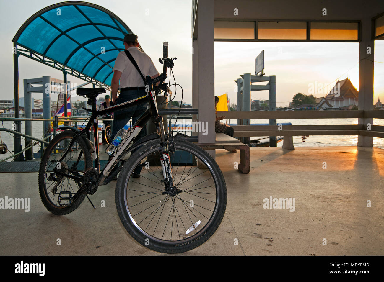 Les touristes en vélo autour de Bangkok, Thaïlande Banque D'Images Les touristes en vélo autour de Bangkok, Thaïlande Banque D'Images