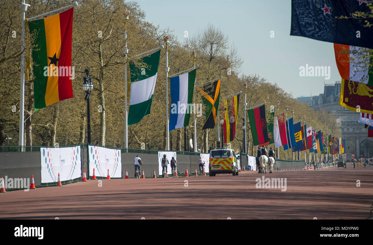 20 avril 2018. Temps de printemps chaud dans parc verdoyant avec des drapeaux du Commonwealth qui tapissent le Mall pour le sommet des chefs de gouvernement, Londres, UK Banque D'Images