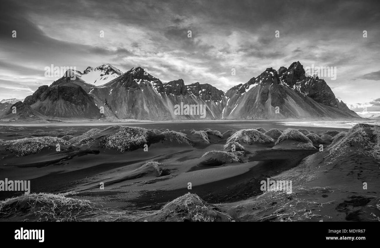 Image en noir et blanc de paysage islandais le Sud de l'Islande, Hofn, avec la célèbre péninsule de Stokksnes Vestrahorn montagnes et ciel dramatique. Banque D'Images