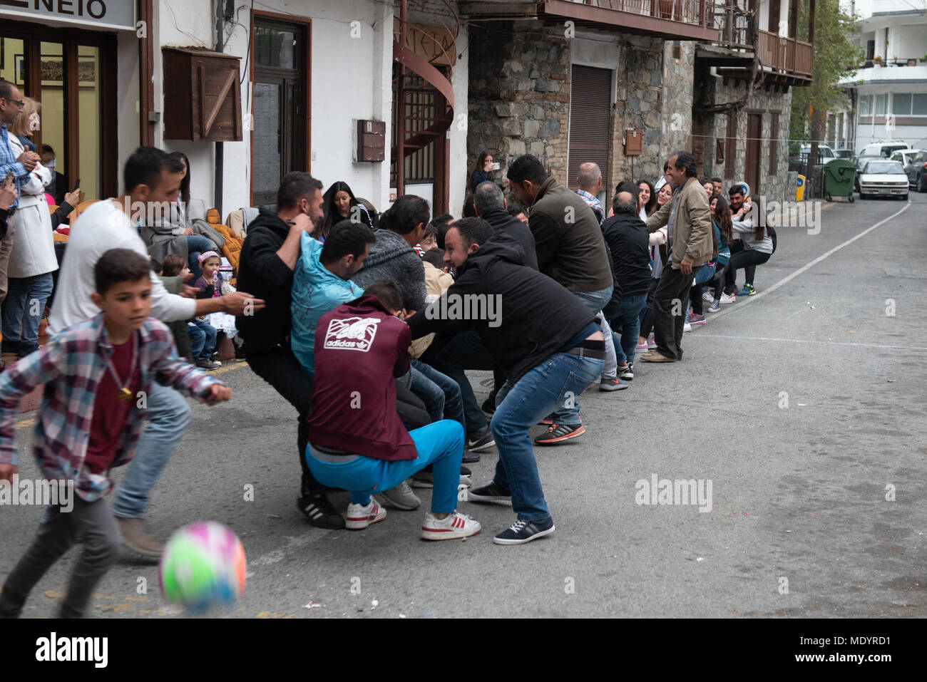 Palaichori, Chypre - 8 Avril 2018 : Groupe de personnes qui jouent des jeux traditionnel de Pâques à Palaicholi village de Chypre. Banque D'Images