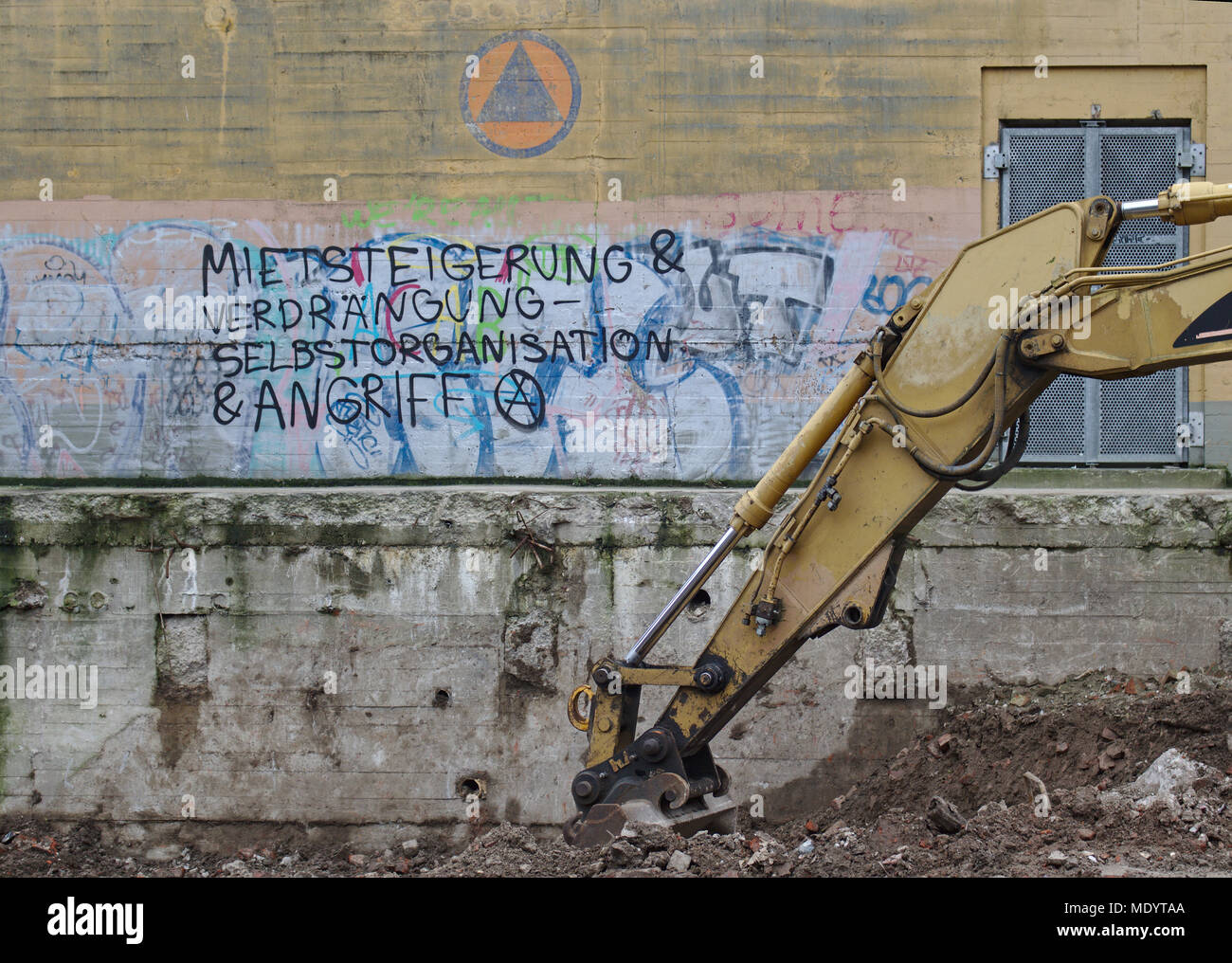 Bremen, Allemagne - 29 janvier 2018 - bâtiment abandonné mur de graffiti dire "augmentation de loyer et expulsion - auto-organisation & attack" en allemand Banque D'Images