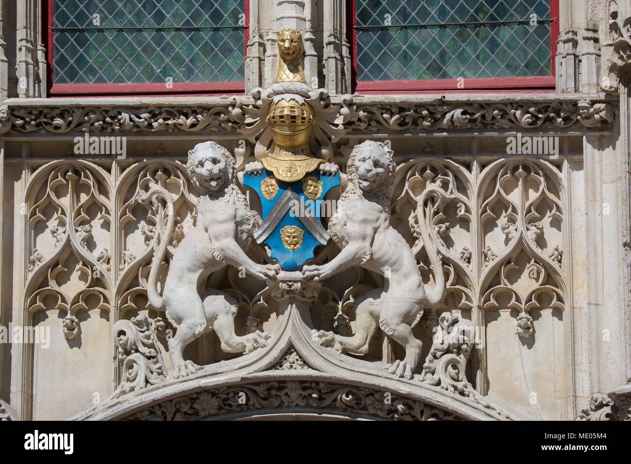 France, Rouen, Place de la Pucelle, l'Hôtel de Bourgtheroulde, l'architecture gothique, l'Hôtel particulier, la sculpture au-dessus de la porte, Banque D'Images