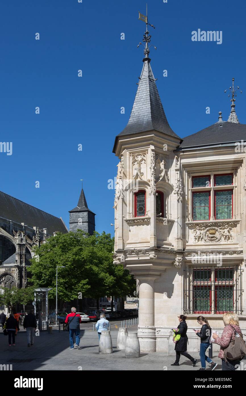 France, Rouen, Place de la Pucelle, l'Hôtel de Bourgtheroulde, l'architecture gothique, l'Hôtel particulier, clocher de l'église Saint-Eloi, Banque D'Images