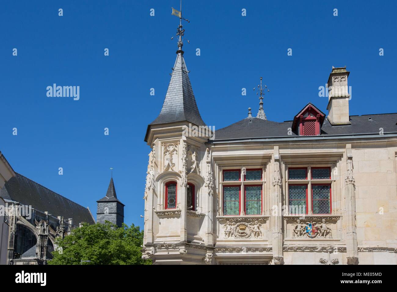 France, Rouen, Place de la Pucelle, l'Hôtel de Bourgtheroulde, l'architecture gothique, l'Hôtel particulier, clocher de l'église Saint-Eloi, Banque D'Images