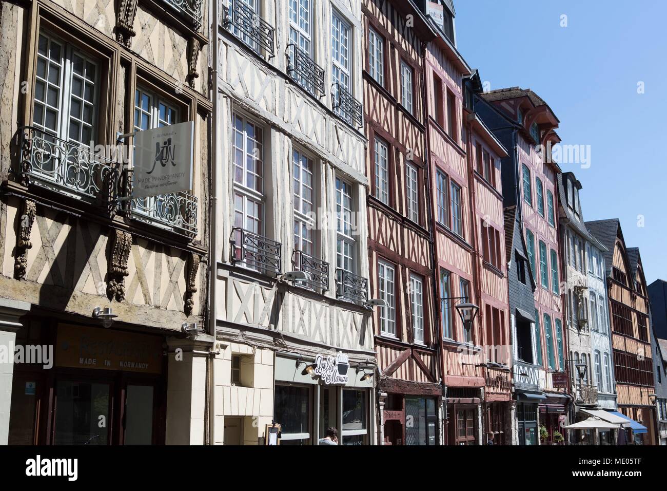 France, Rouen, Quartier Saint-Maclou, façades de la rue Martainville, restaurants et cafés, Banque D'Images