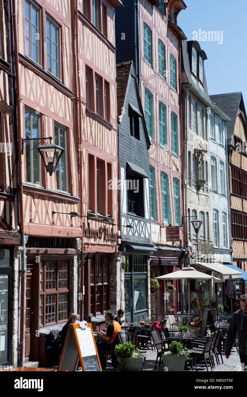 France, Rouen, Quartier Saint-Maclou, façades de la rue Martainville, restaurants et cafés, Banque D'Images