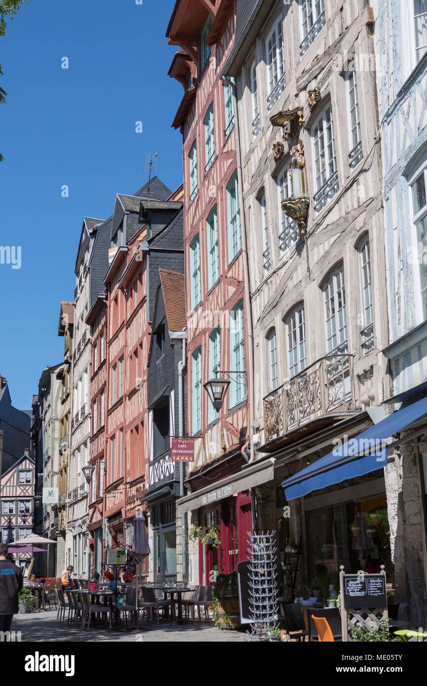 France, Rouen, Quartier Saint-Maclou, façades de la rue Martainville, restaurants et cafés, Banque D'Images