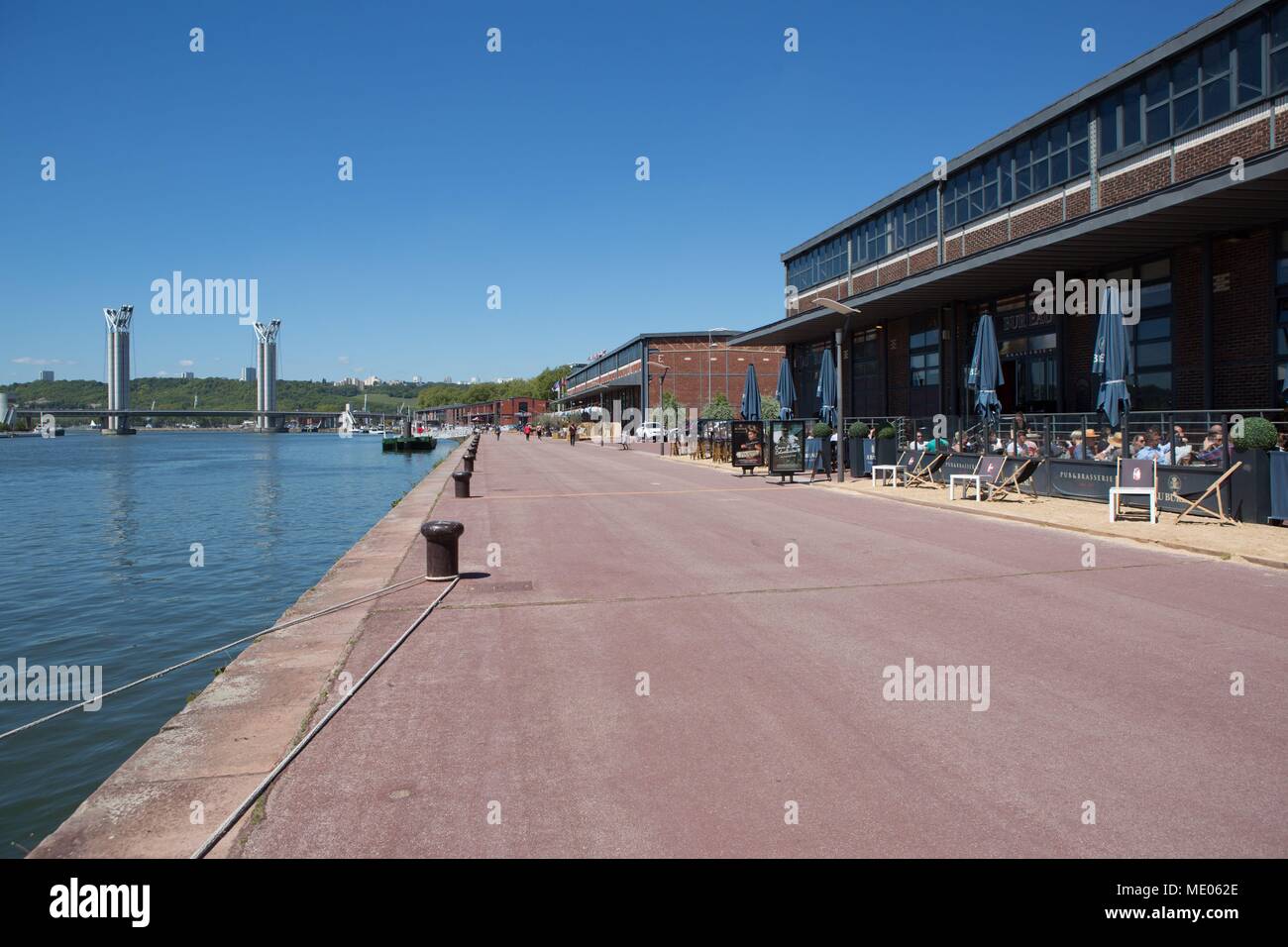 France, Rouen, quai, Promenade, quais, ancien Normandie-Niemen docks restaurés, des terrasses de restaurants, Pont Flaubert Banque D'Images