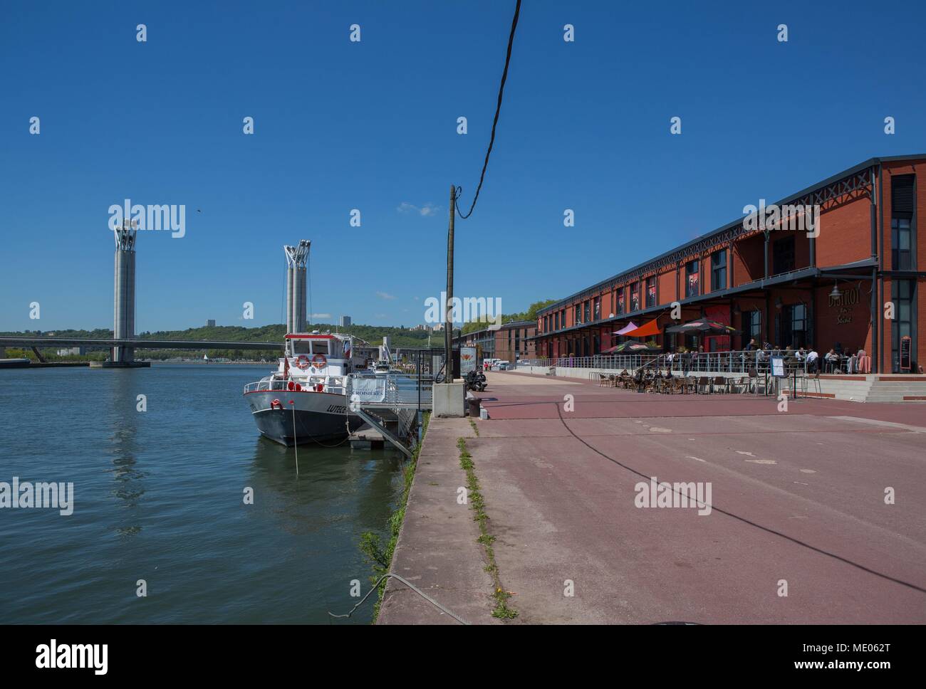 France, Rouen, quai, Promenade, quais, ancien Normandie-Niemen docks restaurés, des terrasses de restaurants, Pont Flaubert Banque D'Images