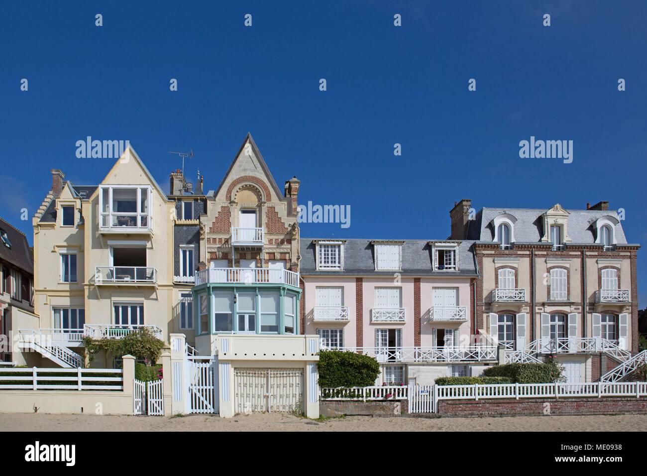 France, Normandie, ancien Basse-normandie, Trouville-sur-Mer, de la plage, des villas sur le front de mer, Résidence Les Roches Noires, l'Art Déco, Banque D'Images