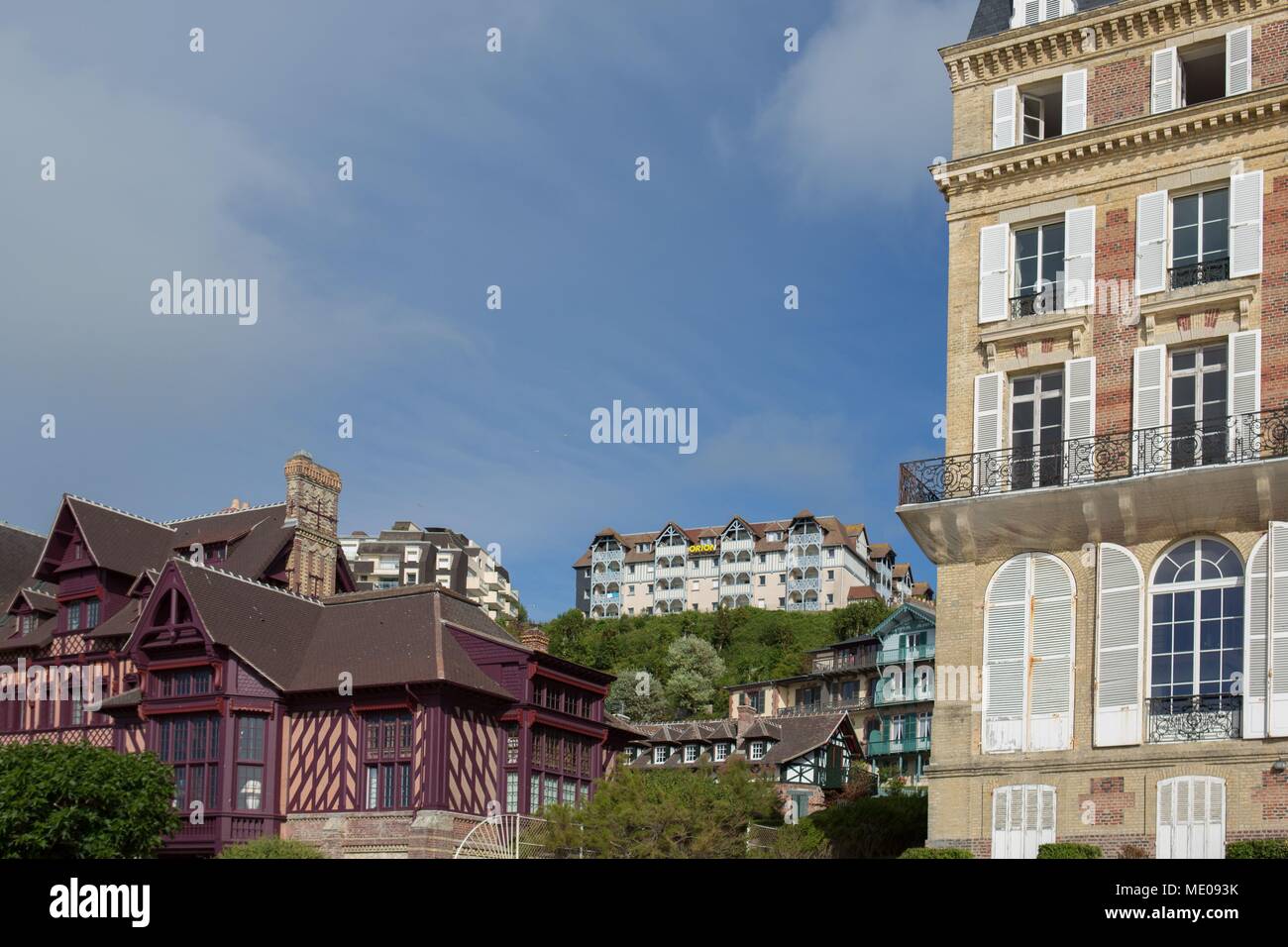 France, Normandie, ancien Basse-normandie, Trouville-sur-Mer, de la plage, des villas sur le front de mer, Résidence Les Roches Noires, Second Empire Banque D'Images