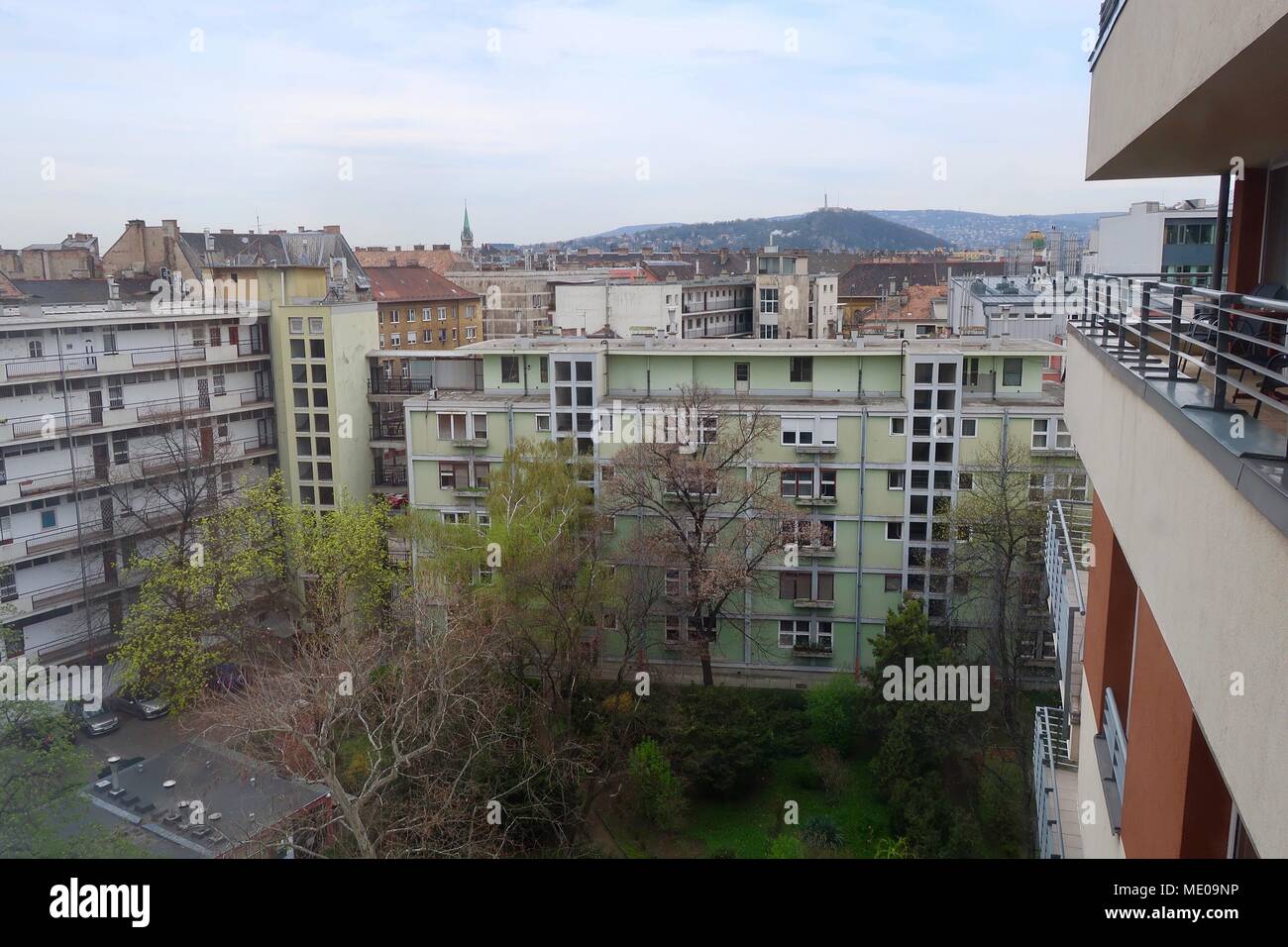 Budapest, Hongrie. Lumineuse, ensoleillée chaude journée de printemps, avril 2018. Appartements / appartements dans et autour de Nagytemplom u. Kerulet Dustrict 8 / 8. Banque D'Images