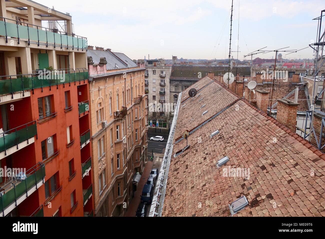Budapest, Hongrie. Lumineuse, ensoleillée chaude journée de printemps, avril 2018. Appartements / appartements dans et autour de Nagytemplom u. Kerulet Dustrict 8 / 8. Banque D'Images