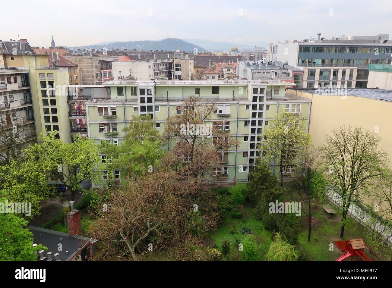Budapest, Hongrie. Lumineuse, ensoleillée chaude journée de printemps, avril 2018. Appartements / appartements dans et autour de Nagytemplom u. Kerulet Dustrict 8 / 8. Banque D'Images