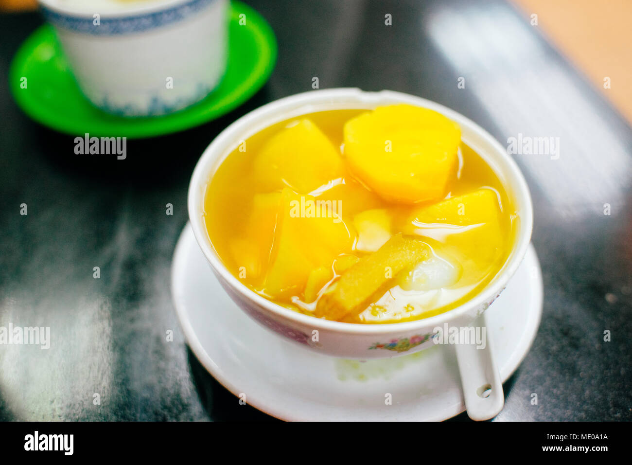 La patate douce en dessert, une soupe de gingembre chaud dessert commun à Hong Kong Banque D'Images
