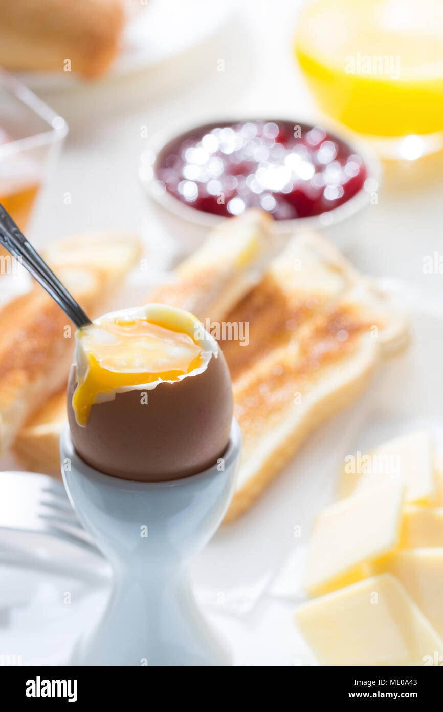 Beau et bien présenté table du petit déjeuner avec la lumière du matin Banque D'Images