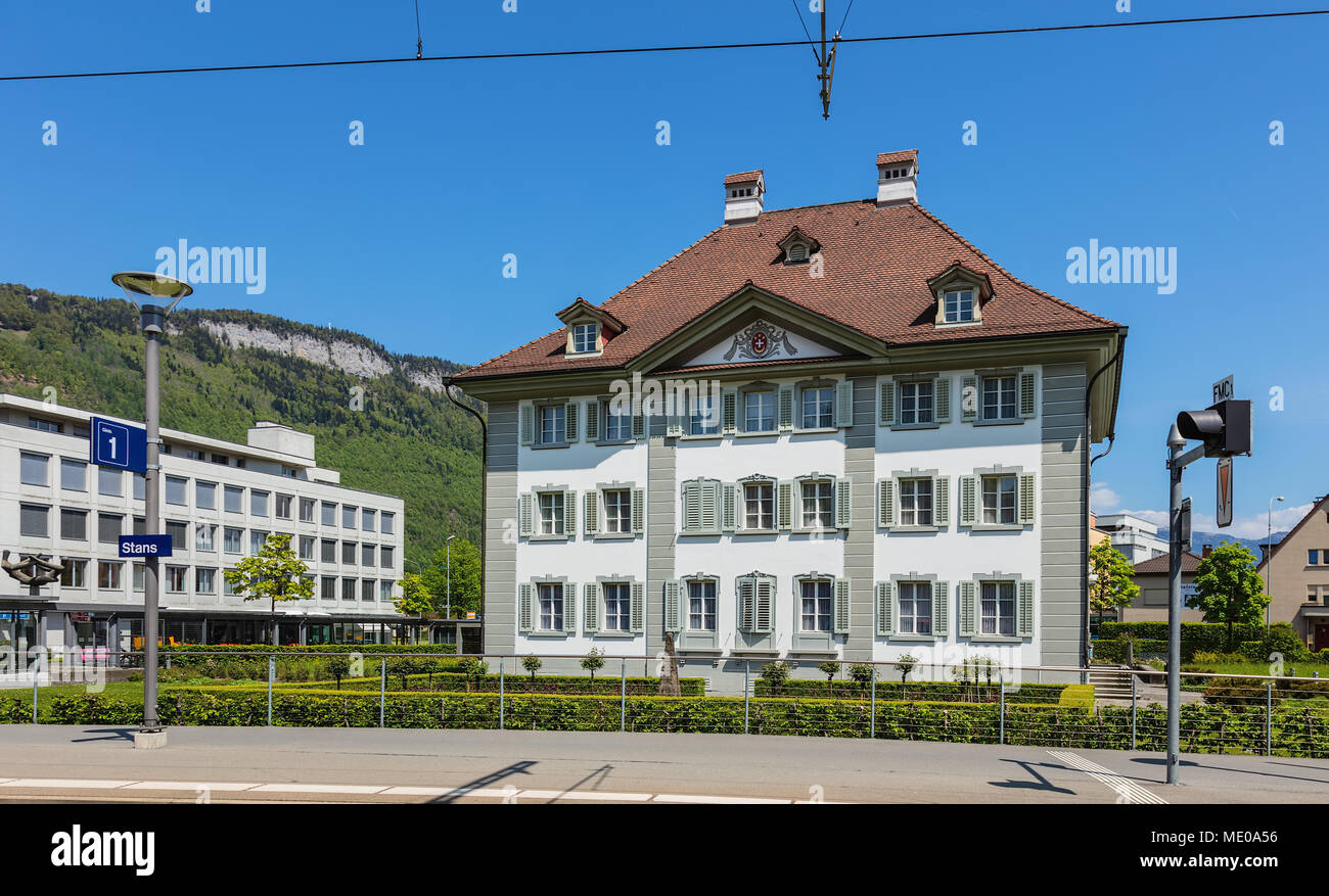 Stans, Suisse - 8 mai, 2016 : plate-forme de la gare et des bâtiments de la ville de Stans. La ville de Zürich est la capitale du canton suisse de Banque D'Images