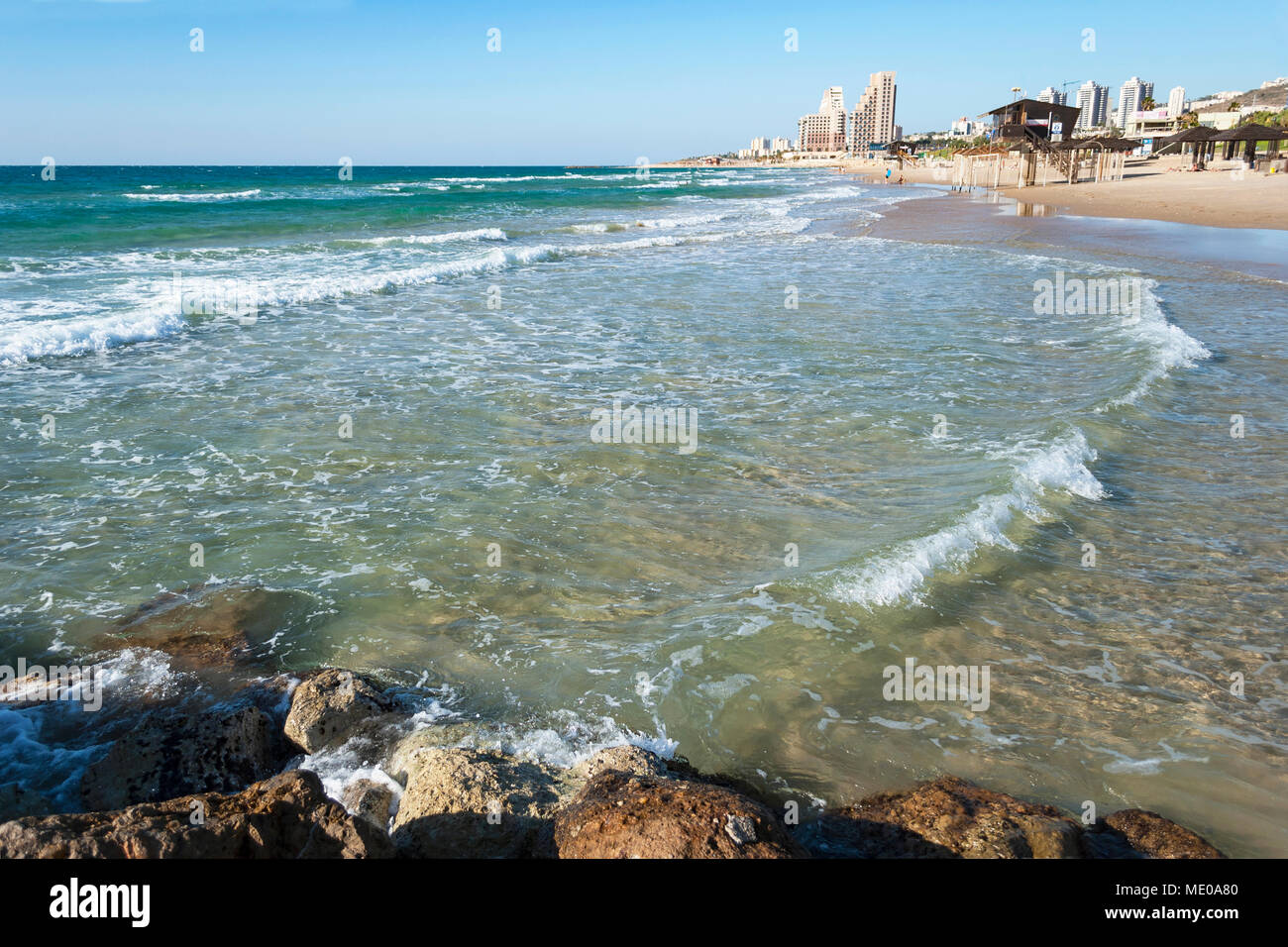 Belle plage de la méditerranée, Hof HaCarmel, à Haïfa en Israël Banque D'Images