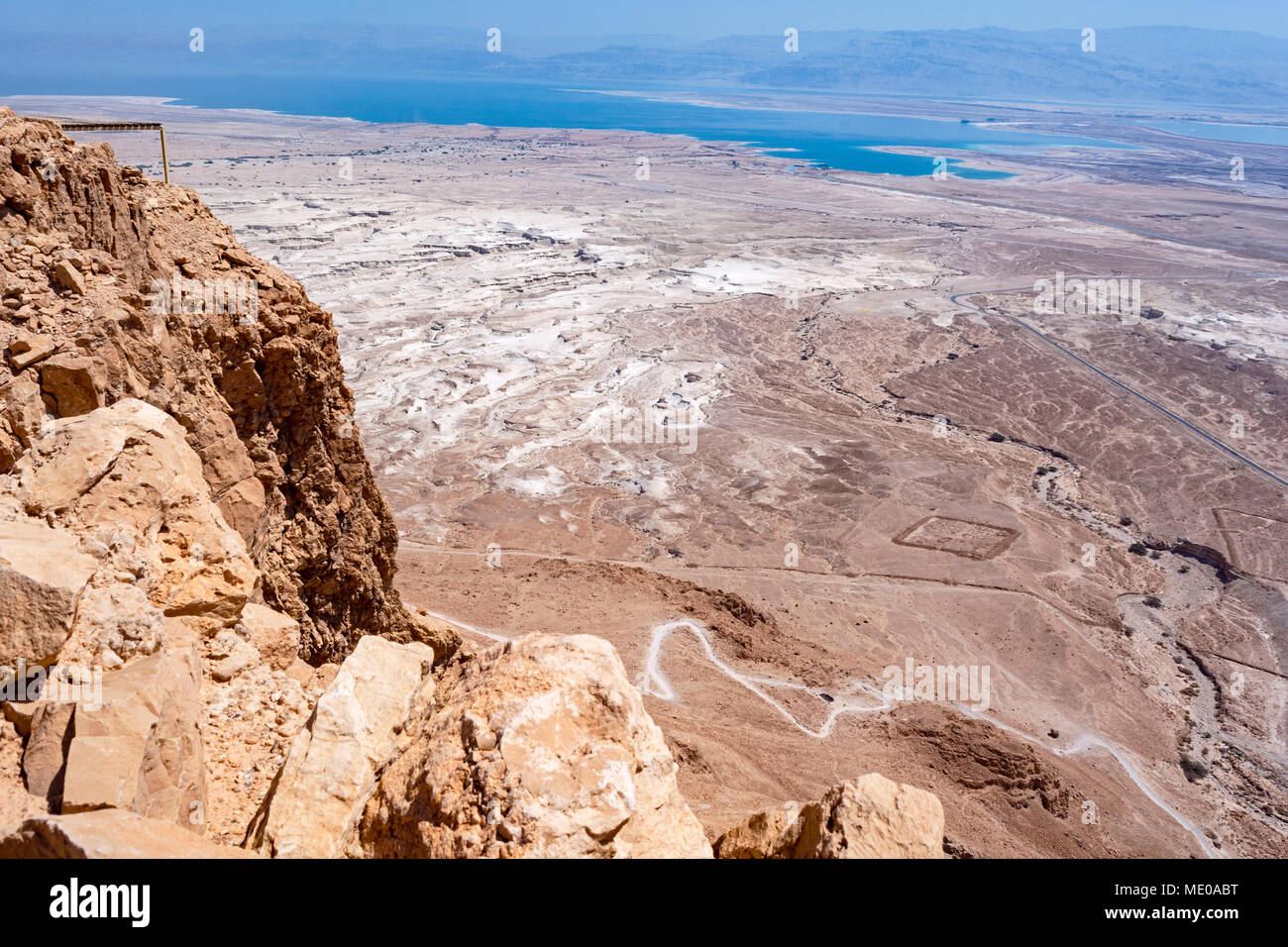 Vue sur la mer morte et l'aroman camp du haut de Massada en Israël Banque D'Images