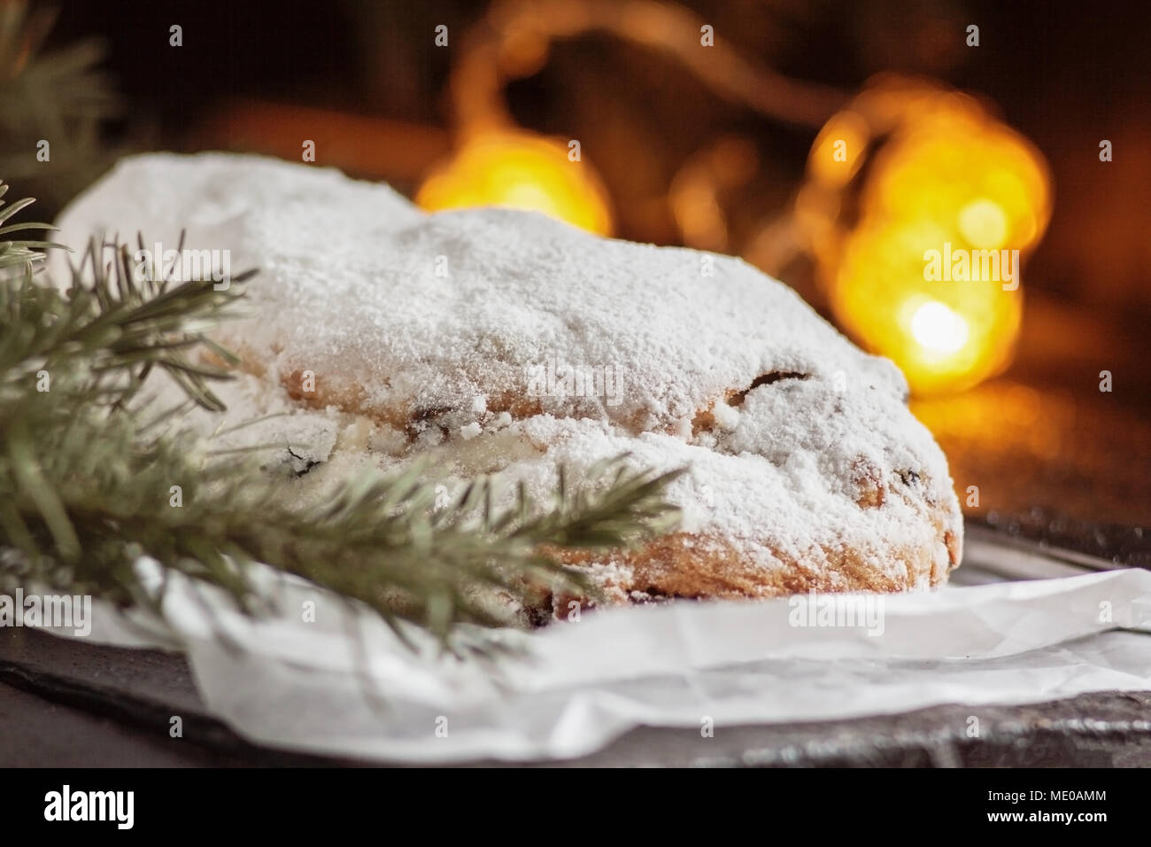 Stollen de Dresde est un gâteau traditionnel allemand avec des raisins sur un léger fond tricoté.cadeau pour Noël.Vintage style.un gâteau aux fruits pour les vacances Banque D'Images