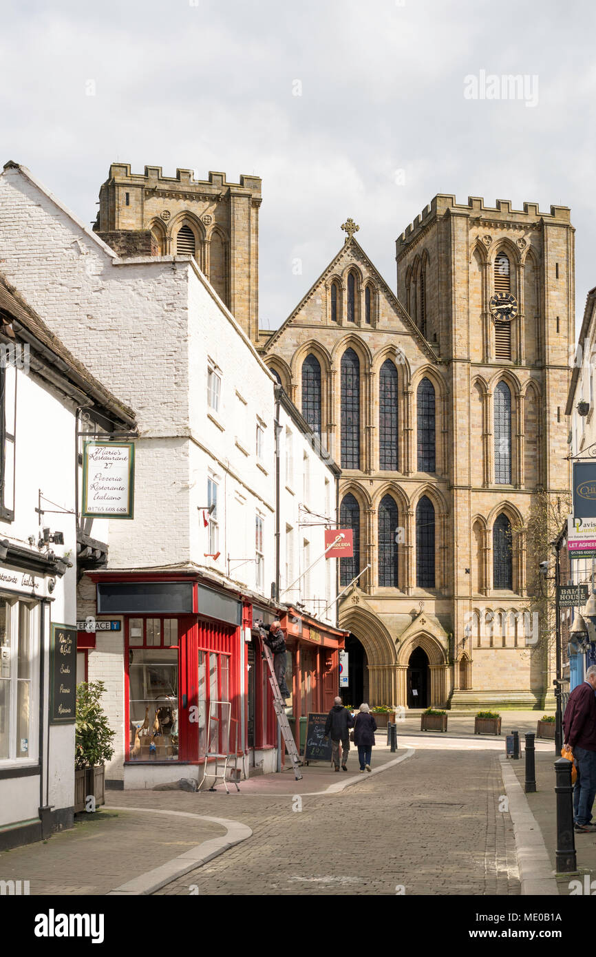 La façade ouest de la cathédrale de Ripon vu de Kirkgate, Ripon, North Yorkshire, England, UK Banque D'Images