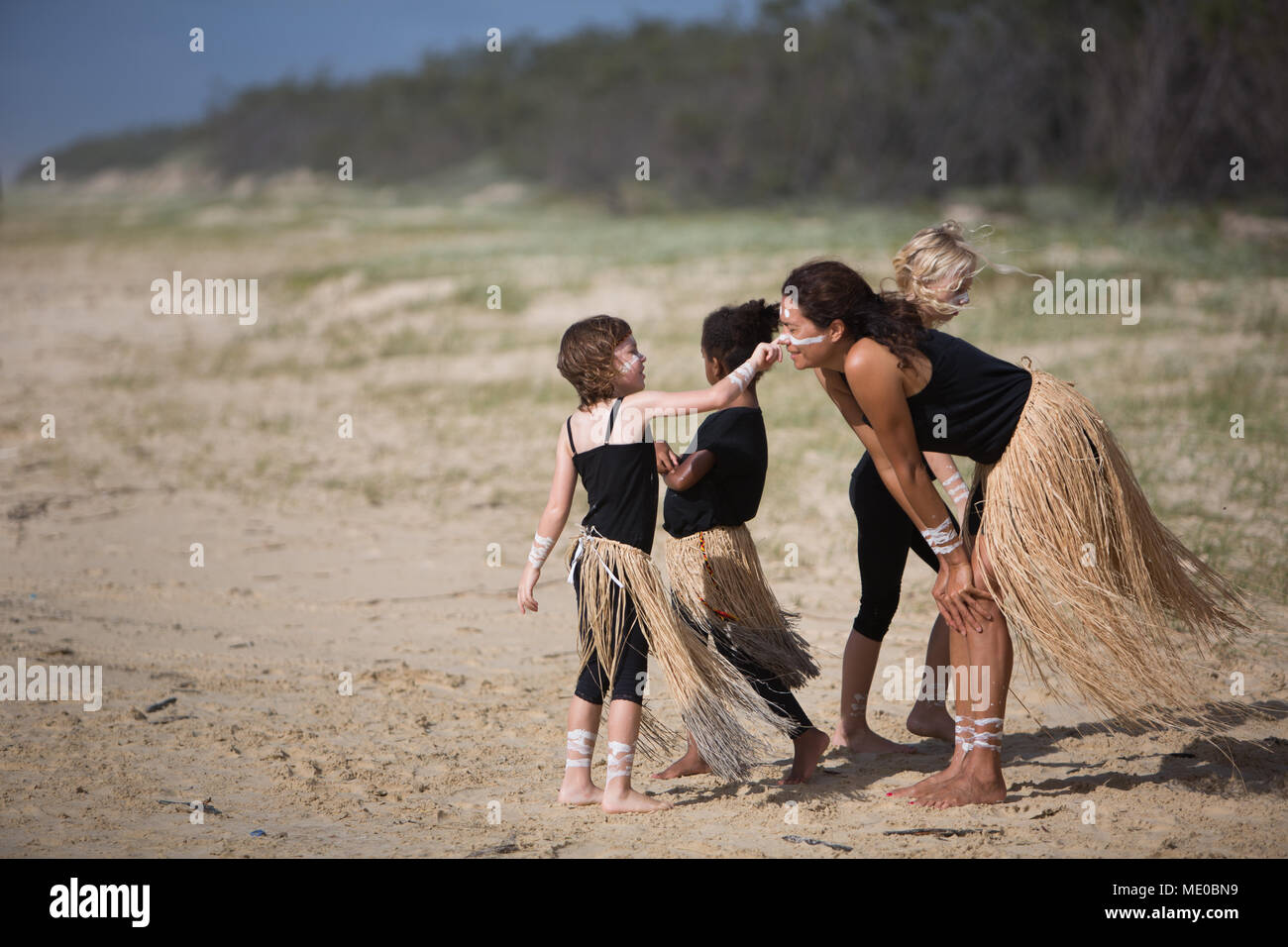 La danse autochtone, sur la plage, sur l'île Fraser, l'Australie, le 25 mars 2018. Banque D'Images
